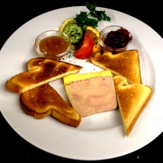 Foie gras sur toast et confits d'oignon
