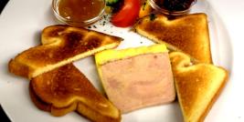 Foie gras sur toast et confits d'oignon