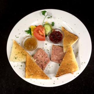 Terrine de chevreuil au foie gras et aux figues